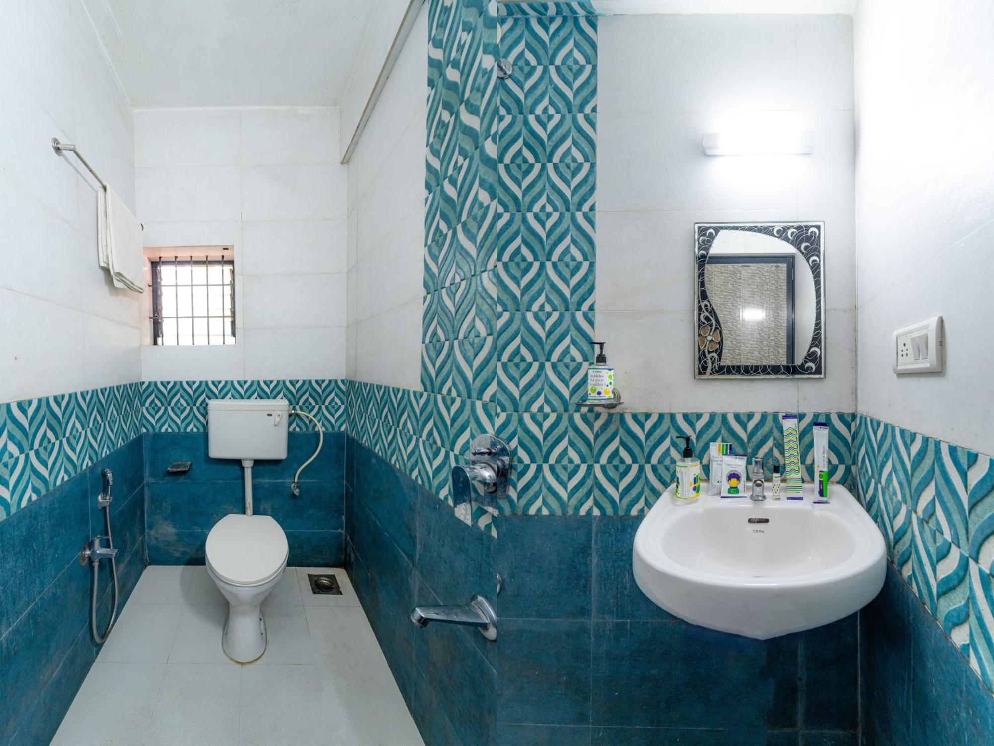Adam'S Beach Resort By Banda Trips Baga Exterior photo